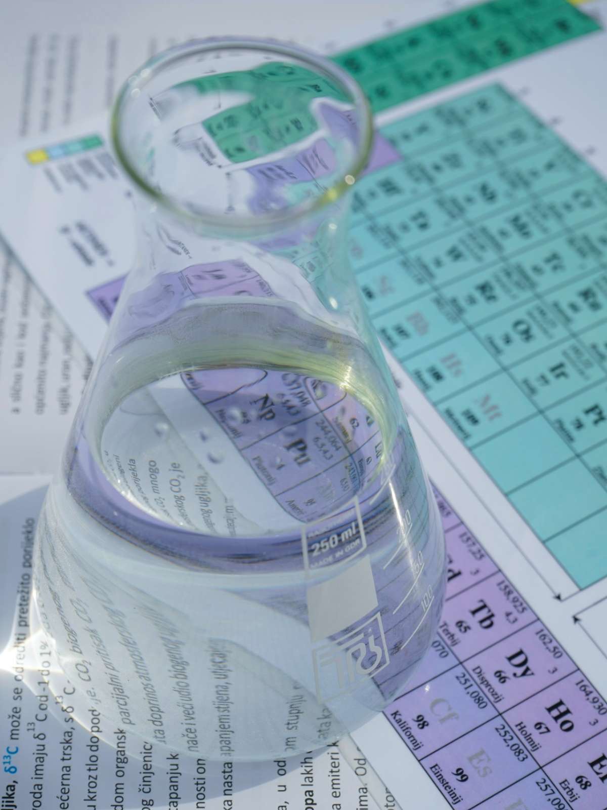 Eprouvette sur une table avec des informations scientifiques pour analyse des additifs