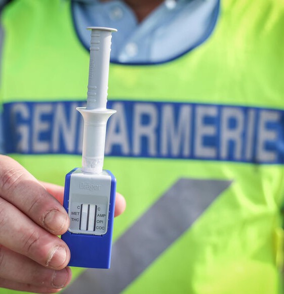 Un test de contrôle salivaire THC présenté par un gendarme en France