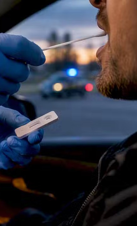 Scène de contrôle salivaire d'un conducteur par les forces de l'ordre